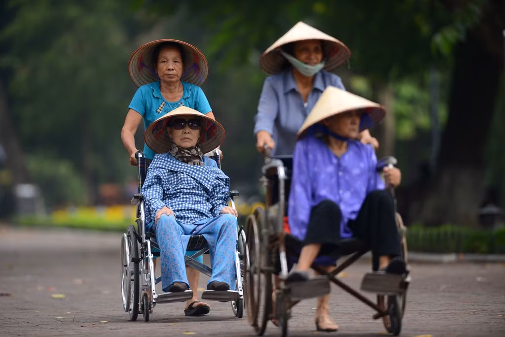 Người già đi dạo hít thở không khí trong lành tại hồ Gươm phải phủ thêm tấm áo mỏng lên người chống gió.