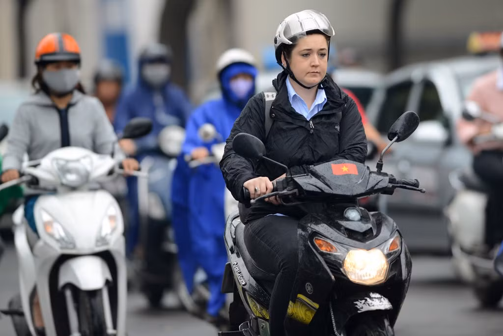 Người nước ngoài đã sẵn sàng áo ấm.