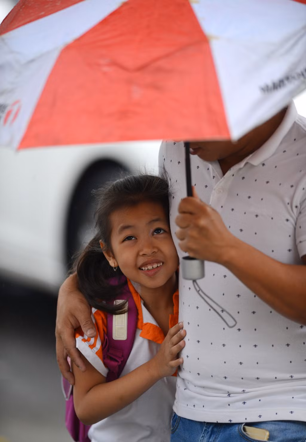 Khi ở trong nhà, nhiều phụ huynh không biết ngoài trời lạnh nên chưa kịp chuẩn bị áo ấm cho con lúc ra đường.