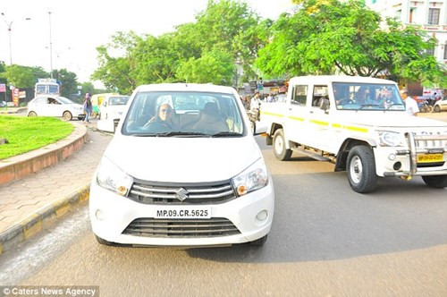 Không chỉ biết lái xe hay đánh răng rửa mặt, Vikram thậm chí còn rất xuất sắc trong các môn thể thao và là một tay bơi cừ khôi.