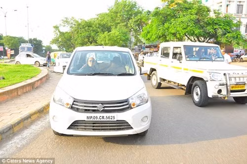 Không chỉ biết lái xe hay đánh răng rửa mặt, Vikram thậm chí còn rất xuất sắc trong các môn thể thao và là một tay bơi cừ khôi.