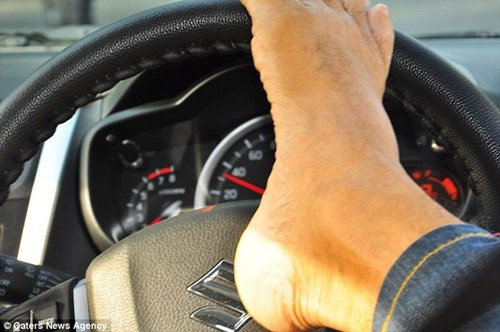 Sau nhiều năm tập luyện, Vikram bắt đầu lái xe đến nơi làm việc – một CLB bóng đá và thậm chí còn đưa cha mẹ đi du hí đó đây. Tuy nhiên, anh gần như không thể thuyết phục những cán bộ ở Sở giao thông rằng mình biết lái xe bằng chân và muốn thi bằng lái.