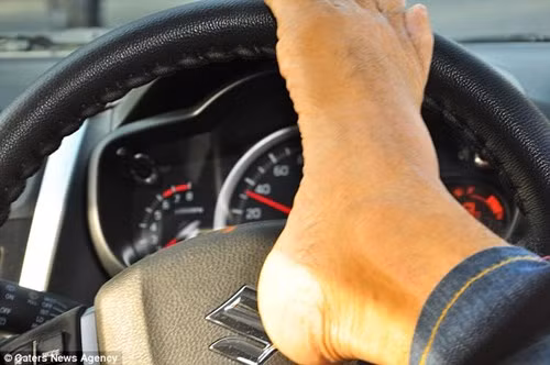 Sau nhiều năm tập luyện, Vikram bắt đầu lái xe đến nơi làm việc – một CLB bóng đá và thậm chí còn đưa cha mẹ đi du hí đó đây. Tuy nhiên, anh gần như không thể thuyết phục những cán bộ ở Sở giao thông rằng mình biết lái xe bằng chân và muốn thi bằng lái.