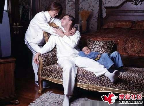 Họ tổ chức đám cưới và có một con trai. “Lúc đó, tôi tưởng rằng mình sẽ hạnh phúc mãi mãi. Chúng tôi ở bên nhau trong lúc khó khăn cũng như khi giàu có”, cô tiết lộ. Thời điểm vài năm sau đám cưới, cô không ngại khoe chồng trên báo chí và truyền hình. Lý Linh Ngọc rất tự hào về chồng con. Cô sang Canada sinh sống, quyết định từ bỏ showbiz.