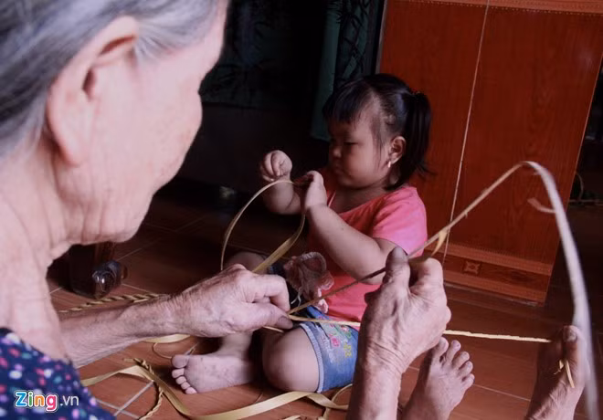 Thời còn bé, cụ Minh thường theo cha đi chằm tơi vì thế cụ biết cách và học được các kỹ thuật từ đó. Thời ấy, tơi được dùng rất phổ biến, dù trời nắng hay mưa, bất kỳ ai ra đồng cũng đều cắp theo chiếc tơi.