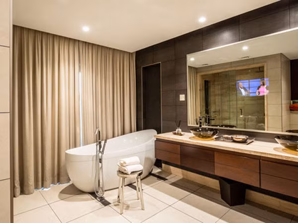 Phòng tắm sang trọng, hiện đại.