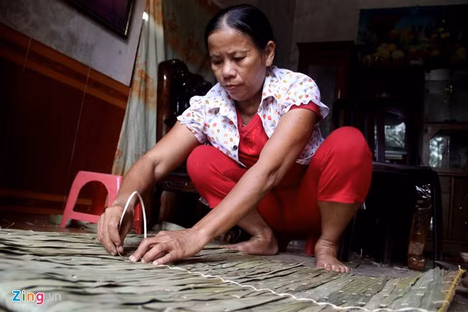 Trải qua thăng trầm, biến động cùng lịch sử, nghề chằm áo tơi ở thôn Yên Lạc, xã Quang Lộc, huyện Can Lộc (Hà Tĩnh) vẫn tồn tại và giữ được nét riêng độc đáo. Những người thợ làm áo tơi ở thôn Yên Lạc cho biết, thôn này có hơn 100 hộ với 300 khẩu thì có đến 60% người biết chằm tơi.