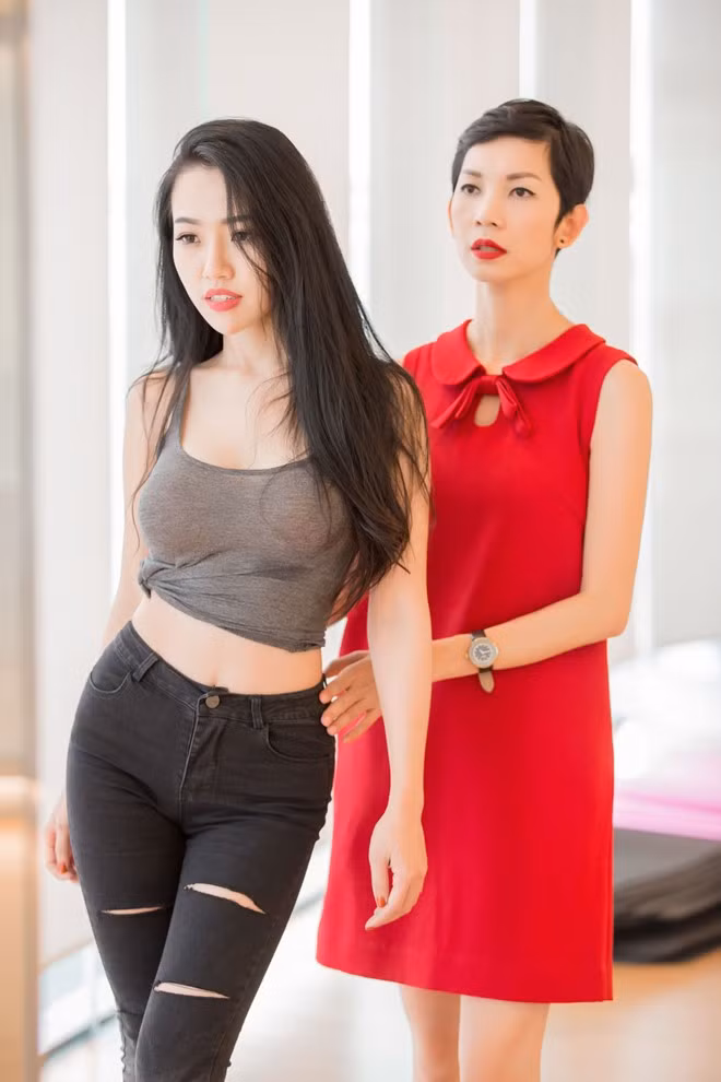 Ngọc Anh là em gái của Diễm Hương. Hoa hậu Thế giới người Việt 2010 đã nhờ Xuân Lan hướng dẫn cho em gái.