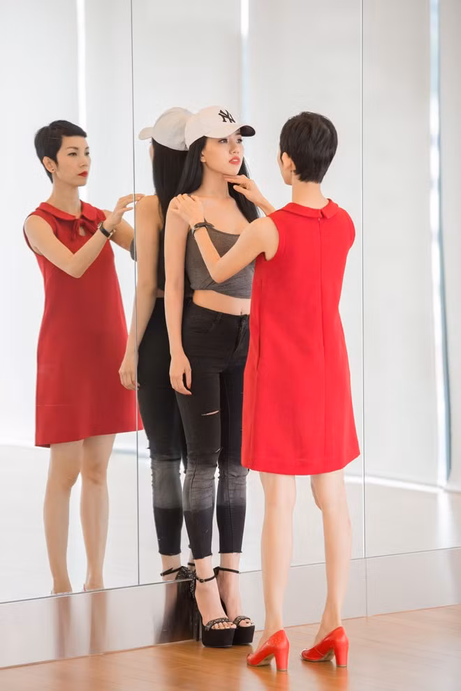 Xuân Lan hướng dẫn học trò cặn kẽ từng cử chỉ, biểu hiện cơ mặt.