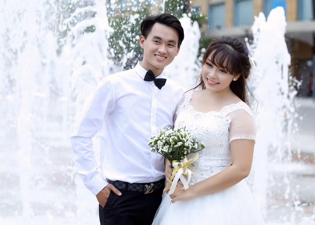 Mỗi chàng trai mang một phong cách, thắt nơ trên cổ hoặc đeo cà vạt.