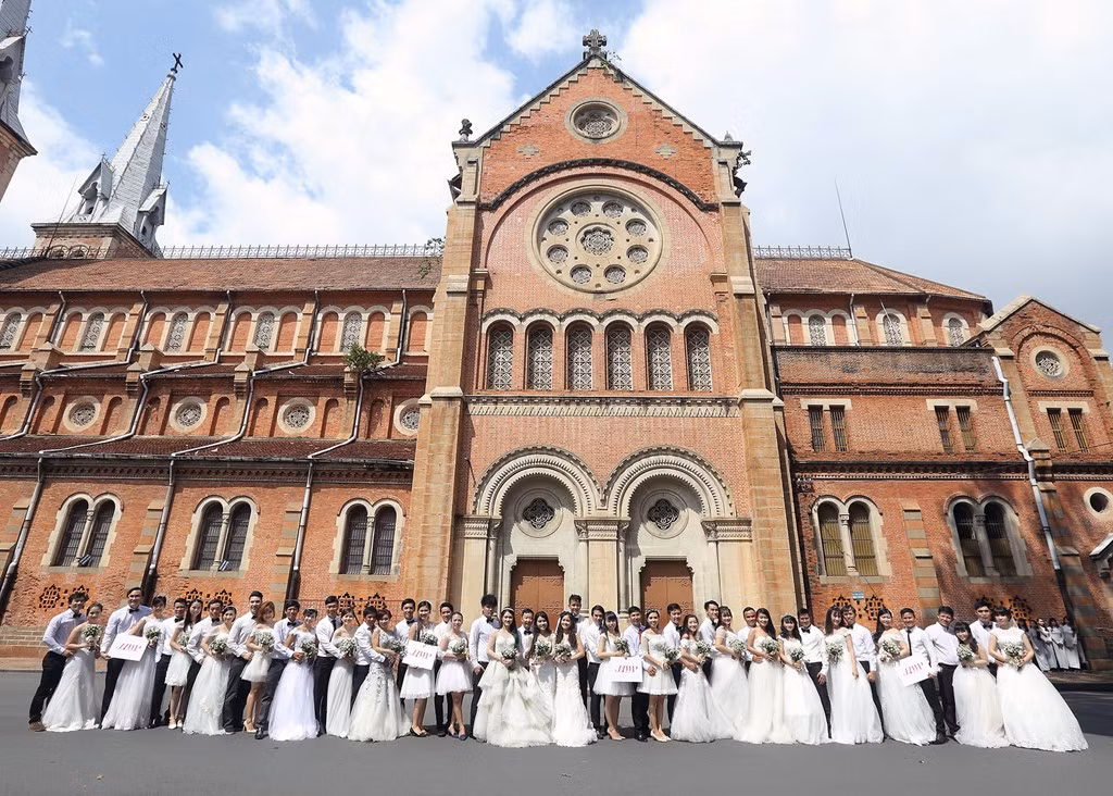 Tiếp đó là Nhà thờ Đức Bà (quận 1).