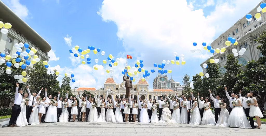 Điểm dừng chân cuối cùng tại cửa trụ sở UBND TP HCM. Sự kiện triển lãm cưới lần thứ 8 được tổ chức trong 3 ngày từ 12 -14/8/2016 tại TP HCM. Trong chương trình này, nhiều trò chơi thú vị diễn ra như "Thử làm cô dâu", chung kết cuộc thi "Cặp đôi hoàn hảo - Perfect Couple" và trình diễn thời trang.