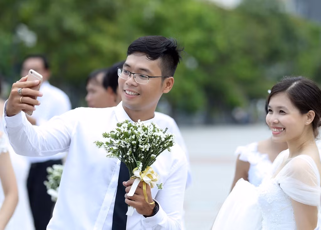 Trong quá trình chờ đợi nhiếp ảnh gia bấm máy cho mình, nhiều chú rể tự chụp ảnh cho vợ sắp cưới.