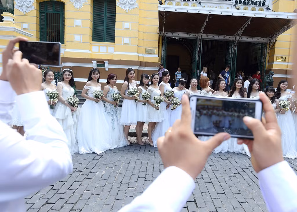 Còn các cô dâu diện cả váy ngắn lẫn váy dài.