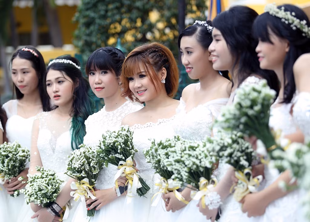 Các cô dâu tại sự kiện có tuổi đời từ 20 đến 29, khá trẻ trung, xinh xắn.