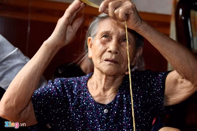 Tiếp theo là chặt lá, vuốt lá và chuẩn bị dây thừng để làm quai mang và se dây để làm chiềng tơi.