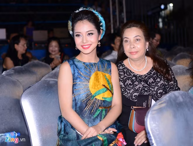 Mẹ của Jennifer Phạm tháp tùng con gái tại sự kiện.