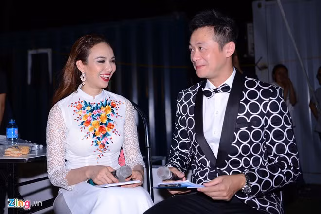 Ngọc Diễm và Tuấn Anh cùng dẫn dắt đêm tranh tài có sự góp mặt của 39 thí sinh Hoa hậu bản sắc Việt toàn cầu 2016.