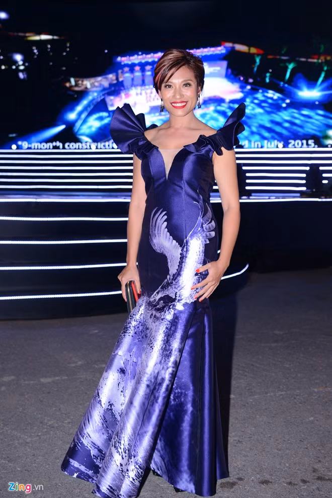 Trần Ly Ly ăn vận lộng lẫy khi tham gia chấm thi chung kết.