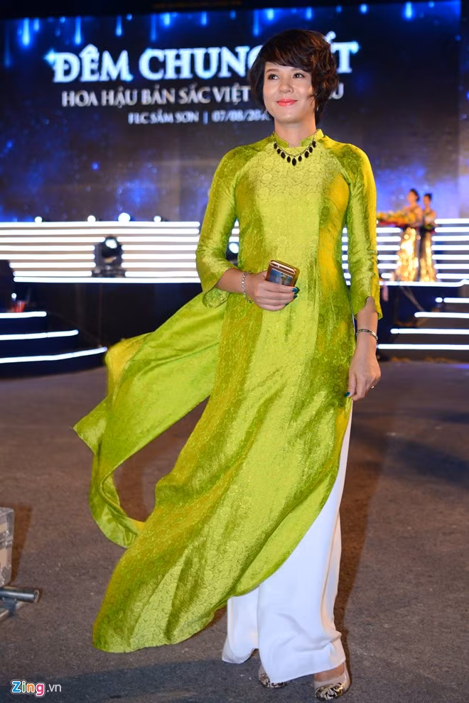 Diễm Quỳnh nổi bật trong tà áo dài xanh lá mạ.