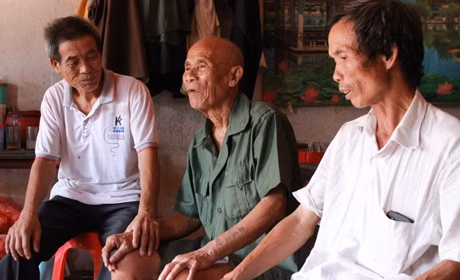 Người thân, hàng xóm chia vui với cụ ông hơn 40 năm chịu án oan tử hình. Ảnh: Hoàng Lam.