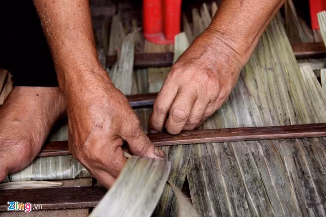 Công đoạn chuẩn bị: Lá để làm tơi là lá cọ, người dân ở đây phải lên tận huyện miền núi Hương Khê cách nhà khoảng 50 km để mua. Sau đó, những chiếc lá tuyển chọn sẽ được người thợ đem phơi nắng 2 ngày để lá nở và dai hơn.