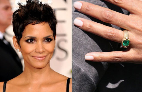 Chiếc nhẫn tuyệt đẹp bằng vàng trắng được trang trí bằng viên Emerald 4 carat ở giữa của Halle Berry trị giá 200.000 USD (hơn 4,2 tỷ đồng).