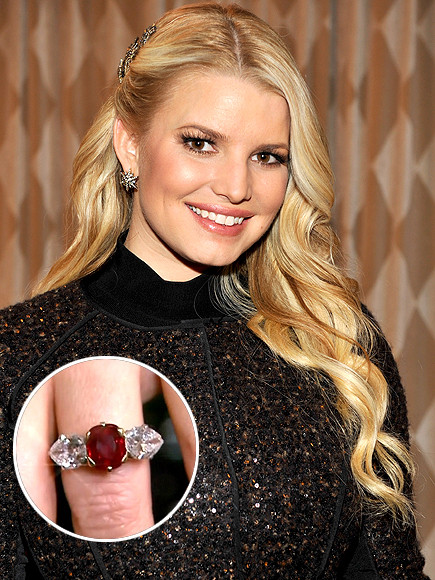 Nhẫn đính hôn của Jessica Simpson và Eric Johnson được trang trí bằng đá ruby, thiết kế phá cách và có giá 100.000 USD (hơn 2,1 tỷ đồng).