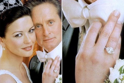 Nhẫn đính hôn rực rỡ và lấp lánh của Catherine Zeta Zones được đính viên kim cương 10 carat ở giữa, xung quanh là 28 viên kim cương nhỏ, trị giá một triệu USD (hơn 21 tỷ đồng).