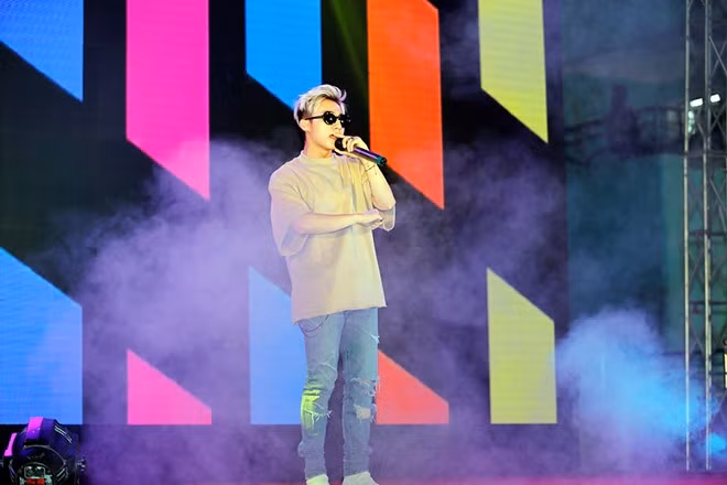 Sơn Tùng MTP mở màn với ca khúc Nắng ấm xa dần. Anh nhận được sự cổ vũ nồng nhiệt của các Sky Thái Bình, Thanh Hóa và Nam Định…