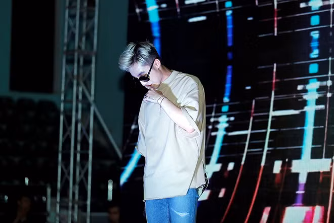 Trong phần trả lời loạt thắc mắc từ người hâm mộ, Sơn Tùng MTP liên tiếp bị “bắt bí” bởi những câu hỏi khó. Một trong số đó là câu hỏi về thị phi anh gặp phải mới đây. Chia sẻ về điều này, giọng ca Em của ngày hôm qua tâm sự: “Bản thân tôi từ khi bước vào showbiz đã gặp rất nhiều giông bão. Nhưng mà càng trải qua mỗi cơn bão thì tôi càng trân trọng tình cảm của mọi người. Có những lúc tôi cảm thấy cô đơn, tôi lên Facebook đọc những tin nhắn động viên mà mọi người dành cho mình và đây là động lực tuyệt vời”.