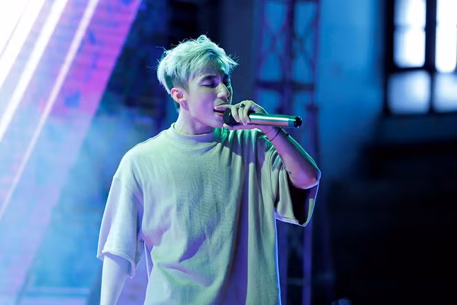 Ca khúc Chúng ta không thuộc về nhau vừa kết thúc cũng là lúc chương trình xảy ra một sự cố nhỏ gây mất điện. Tuy không có micro, nhưng Sơn Tùng MTP vẫn cố gắng nói thật to lời cảm ơn cuối cùng đến hàng nghìn khán giả tại nhà thi đấu. Sau TP HCM và Thái Bình, tour họp fan xuyên Việt của Sơn Tùng MTP sẽ tiếp tục hành trình đi qua nhiều tỉnh thành.