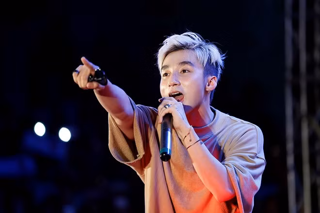 Trước khi buổi offline khép lại, ca sĩ điển trai lần lượt gửi tặng khán giả chuỗi ca khúc gắn liền tên tuổi của mình như Cơn mưa ngang qua, Em của ngày hôm qua và đặc biệt là ca khúc mới nhất Chúng ta không thuộc về nhau. Đây là bài hát được các fan chờ đợi nhiều nhất từ đầu chương trình và anh đã đáp ứng nguyện vọng khi trình diễn máu lửa, khoe cả vũ đạo trong MV.