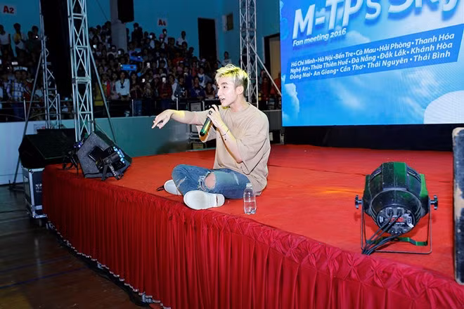 Nhìn thấy sự tham gia đông đủ của cộng đồng Sky Thái Bình và các tỉnh lân cận, Sơn Tùng MTP không khỏi xúc động. Nam ca sĩ tâm sự từ lúc bắt đầu sự nghiệp đến nay, điều khiến anh không thể ngờ được và luôn tự hào đó là khi nhắc đến cái tên Sky, người ta nghĩ ngay đến họ là fan của Sơn Tùng MTP - những người luôn gắn bó, không rời bỏ anh suốt 3-4 năm qua.