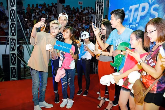 Để chiều lòng fan, nam ca sĩ còn đề nghị selfie với từng Sky khi lên sân khấu và tặng các bạn những cái ôm thắm thiết.