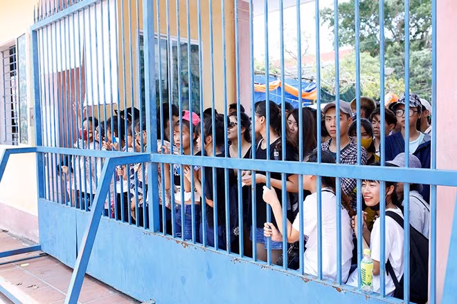 Sau đêm sinh nhật hoành tráng diễn ra tại TP HCM, ngày 7/8, tour họp fan xuyên Việt của Sơn Tùng MTP tiếp tục được thực hiện tại Thái Bình - quê hương của nam ca sĩ.