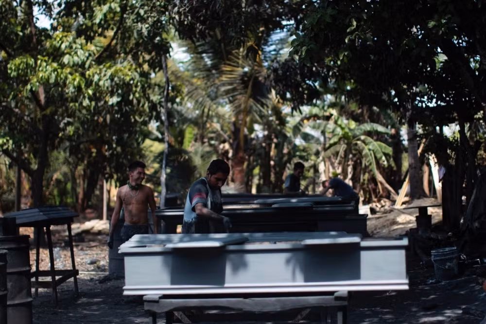 Các xưởng làm quan tài là nơi cung cấp nhiều việc làm nhất trong khu vực.