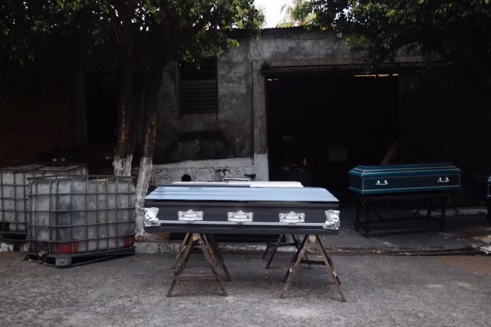 Giá dao động từ khoảng 100 - 1.200 USD, tùy thuộc kiểu dáng, chất liệu gỗ.