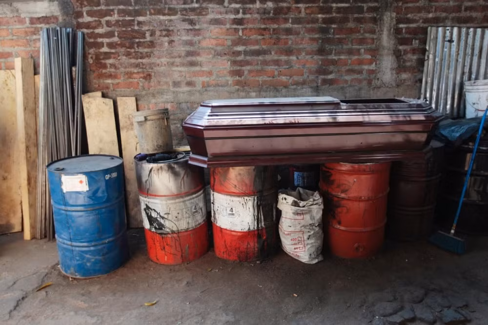 Ở thị trấn hình thành nên một chuỗi kinh doanh phục vụ nghề làm quan tài.