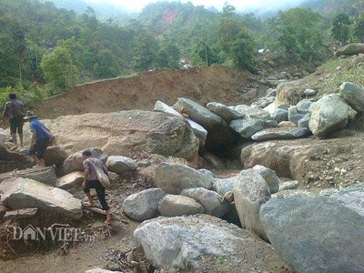 Ông Tẩn Láo Tả - Chủ tịch UBND xã Phìn Ngan thông tin sơ bộ ban đầu về thiệt hại của xã sau trận mưa lũ lịch sử diễn ra vào rạng sáng ngày 5/8 với PV. Ông Tả cho biết, đến thời điểm hiện tại, 95 khẩu còn lại của xóm Sùng Hoảng 2 đã được địa phương bố trí di tản về ở tạm thời tại nhà các hộ dân ở xóm Sùng Hoảng 1. Theo chỉ dẫn của ông Tả, chúng tôi lên đường tìm vào xóm Sùng Hoảng 1, khắp dọc đường đâu đâu cũng thấy tan hoang, cả cây cầu treo nối liền giữa đường trục xã vào thôn Sùng Hoảng đã bị nước lũ cuốn trôi mất tích, chính quyền địa phương sở tại phải huy động nhiều lực lượng chặt tre, luồng vác đến làm cầu tạm để cho các đơn vị vào cứu giúp bà con.