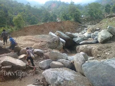 Ông Tẩn Láo Tả - Chủ tịch UBND xã Phìn Ngan thông tin sơ bộ ban đầu về thiệt hại của xã sau trận mưa lũ lịch sử diễn ra vào rạng sáng ngày 5/8 với PV. Ông Tả cho biết, đến thời điểm hiện tại, 95 khẩu còn lại của xóm Sùng Hoảng 2 đã được địa phương bố trí di tản về ở tạm thời tại nhà các hộ dân ở xóm Sùng Hoảng 1. Theo chỉ dẫn của ông Tả, chúng tôi lên đường tìm vào xóm Sùng Hoảng 1, khắp dọc đường đâu đâu cũng thấy tan hoang, cả cây cầu treo nối liền giữa đường trục xã vào thôn Sùng Hoảng đã bị nước lũ cuốn trôi mất tích, chính quyền địa phương sở tại phải huy động nhiều lực lượng chặt tre, luồng vác đến làm cầu tạm để cho các đơn vị vào cứu giúp bà con.