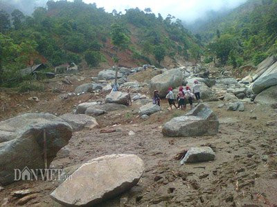 “Toàn bộ 17 nóc nhà to sừng sững ở xóm Sùng Hoảng 2 chỉ sau một đêm đã trở thành bãi đất đá khổng lồ, cả xóm có 98 khẩu chạy thoát thân được 95 người, 3 người (gồm anh Chảo Láo Kiếu - sinh năm 1994, bà Chảo Khờ Mẩy - sinh năm 1953, cháu Chảo Láo Tả - sinh năm 1998) bị nước lũ cuốn trôi hiện vẫn mất tích, không có khả năng sống sót”.