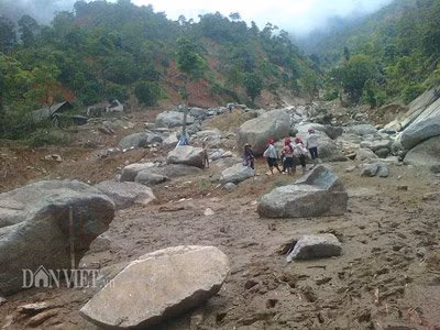 “Toàn bộ 17 nóc nhà to sừng sững ở xóm Sùng Hoảng 2 chỉ sau một đêm đã trở thành bãi đất đá khổng lồ, cả xóm có 98 khẩu chạy thoát thân được 95 người, 3 người (gồm anh Chảo Láo Kiếu - sinh năm 1994, bà Chảo Khờ Mẩy - sinh năm 1953, cháu Chảo Láo Tả - sinh năm 1998) bị nước lũ cuốn trôi hiện vẫn mất tích, không có khả năng sống sót”.