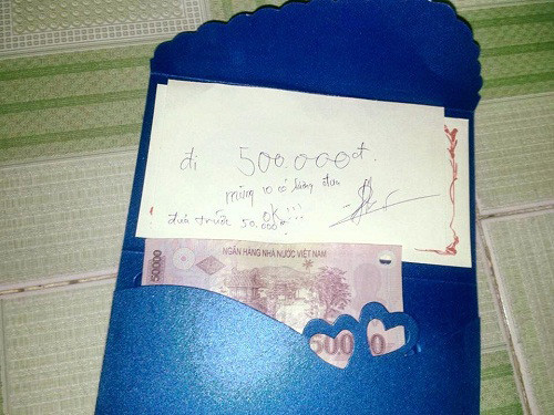 Mừng hẳn 500 nghìn nhưng hiện tại chưa đủ, gửi tạm 10% trước, sau này bù sau. Đúng là không ai nghĩ ra được cách nào hay hơn nữa (Ảnh internet)