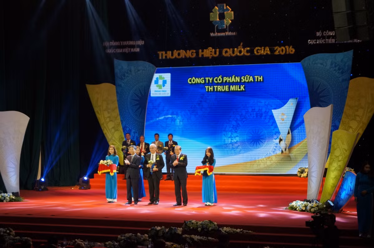 Ông Ngô Minh Hải, Phó Tổng Giám đốc Tập đoàn TH nhận Biểu trưng Thương hiệu quốc gia cho TH true MILK.