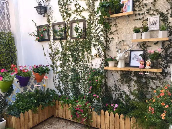 Vì hoạt động trong lĩnh vực thiết kế nội thất nên Linh Chi cũng rất "sành" khi kết hợp các phụ kiện trang trí tương ứng với từng góc vườn và từng loại cây, hoa.