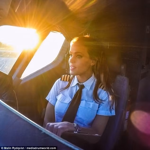 Nữ phi công 29 tuổi chia sẻ cô thực sự yêu thích môn yoga sau một tai nạn trượt tuyết năm 2008 khiến cô liên tục đau lưng. (Nguồn: Dailymail)