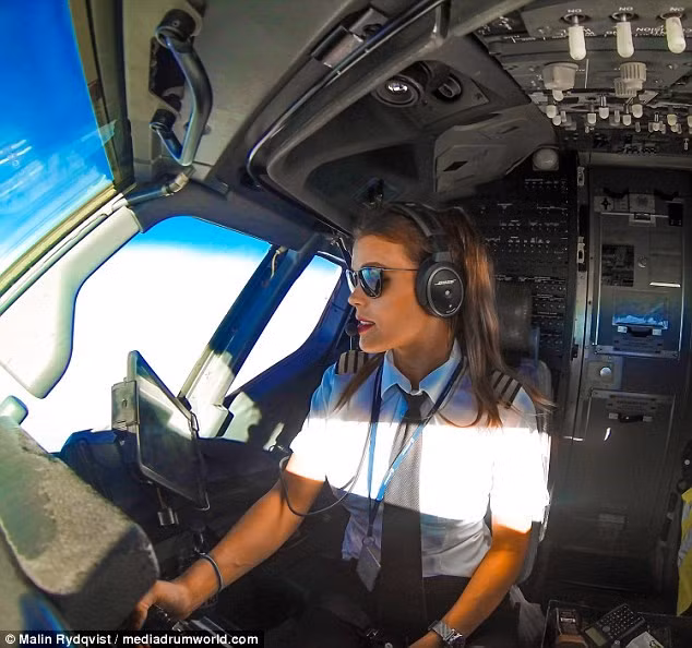 Cô chia sẻ: ‘Tôi đã dùng mọi cách để chữa lưng nhưng chỉ có yoga mang lại cho tôi phương thức hiệu quả. Yoga giúp tôi hiểu về bản thân hơn và môn thể dục này cũng giúp tôi sống khoẻ hơn. Tôi thực sự bị nghiện yoga.’ (Nguồn: Dailymail)