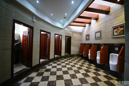 Nhà vệ sinh hạng sang này được thiết kế nội thất với vật liệu chủ đạo là đá cẩm thạch và hoàn thiện bằng gỗ.