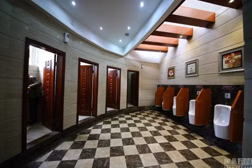 Nhà vệ sinh hạng sang này được thiết kế nội thất với vật liệu chủ đạo là đá cẩm thạch và hoàn thiện bằng gỗ.